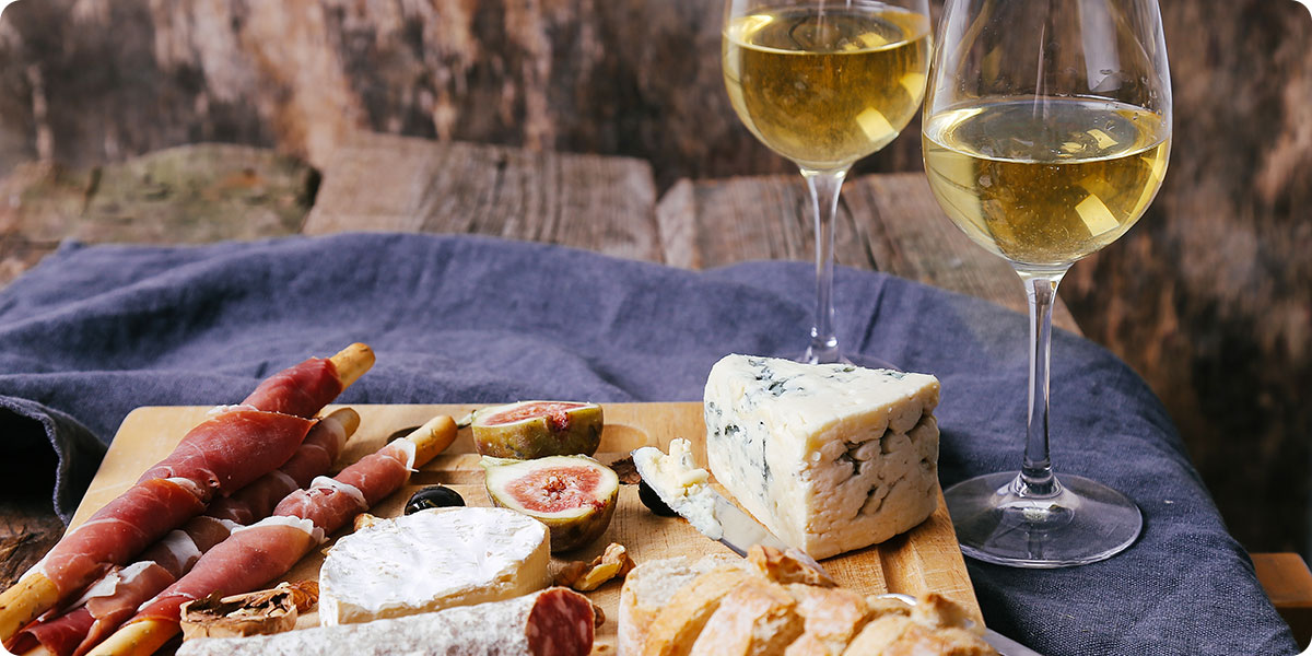 Ser i wino – idealny duet zapakowany w jeden prezent