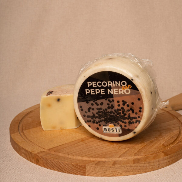 ser włoski pecorino z czarnym pieprzem