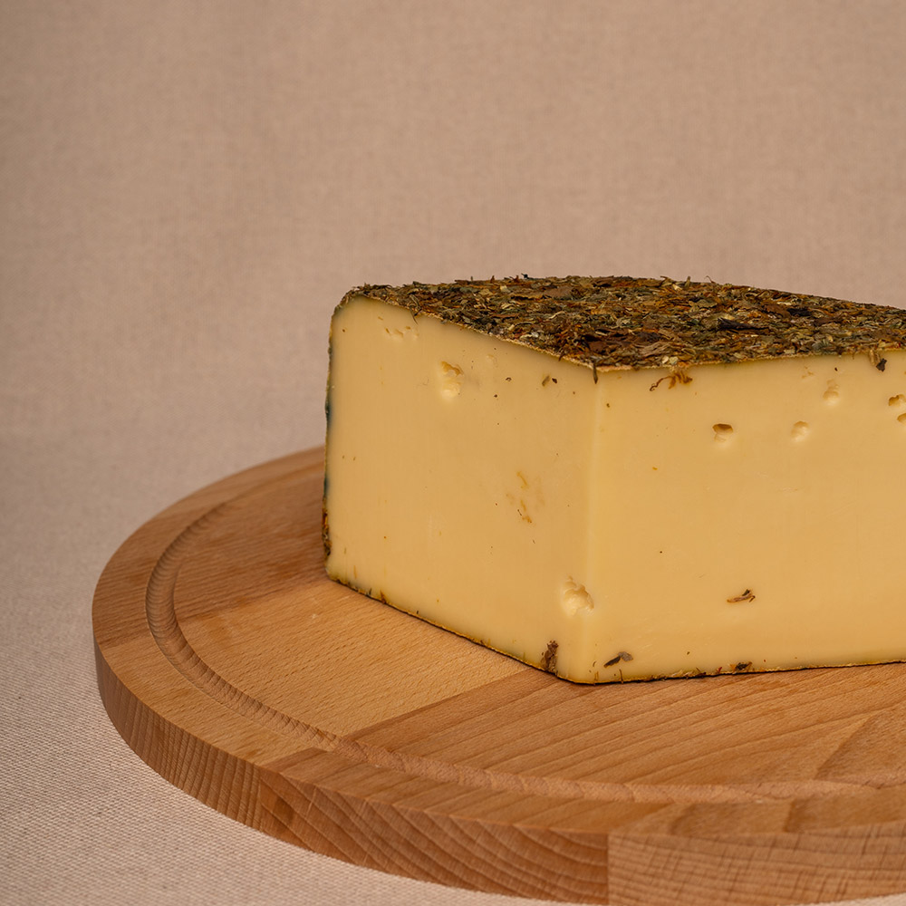 ser niemiecki alpejski z polnymi kwiatami